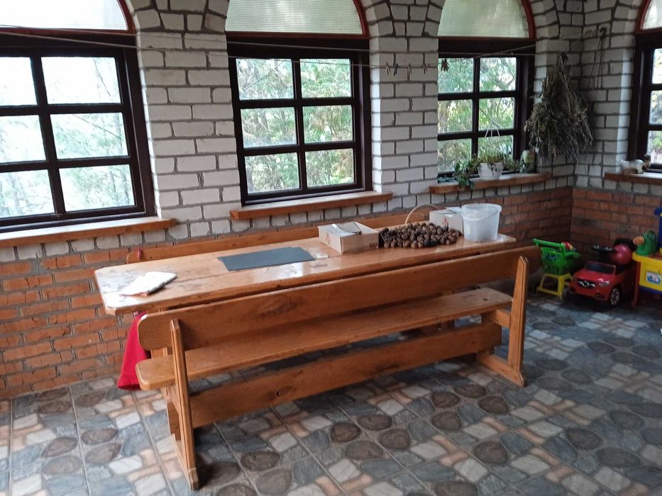 будинок  з цокольним етажем літня кухня, господарчі споруди