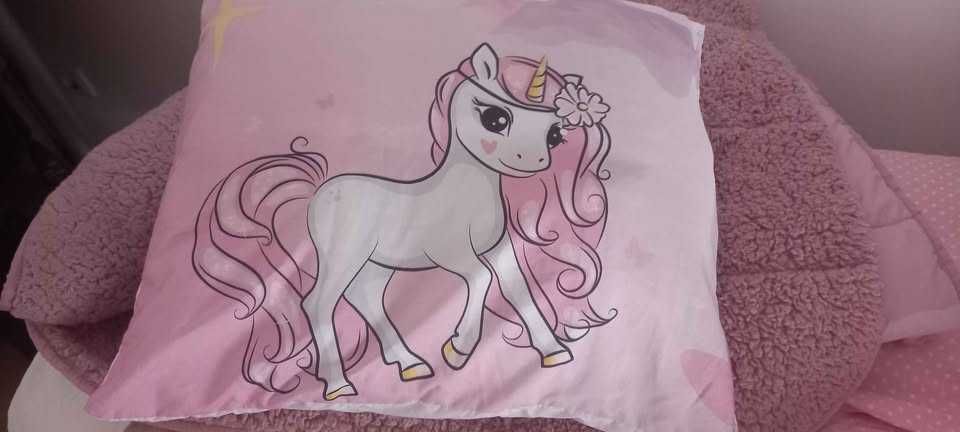 Cama individual de menina com estrado, colchão e roupa da cama