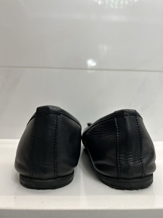 Skórzane, czarne baleriny z kokardką Kazar