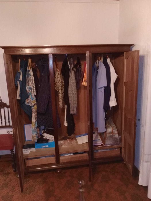 Espaçoso Guarda-vestidos de 3 portas 1,70x0,63m com 3 gavetas