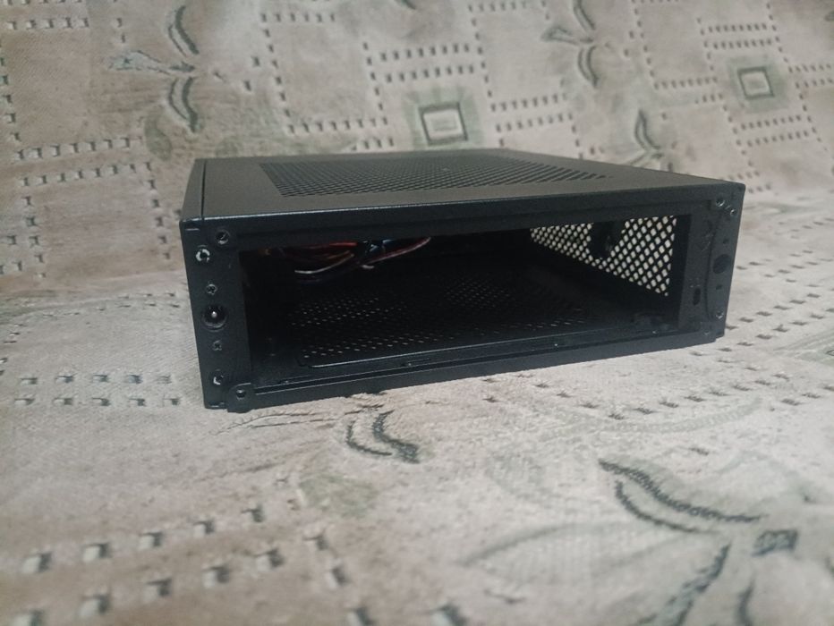 Компактний корпус Chieftec з блоком живлення DC-DC 120W Mini-ITX