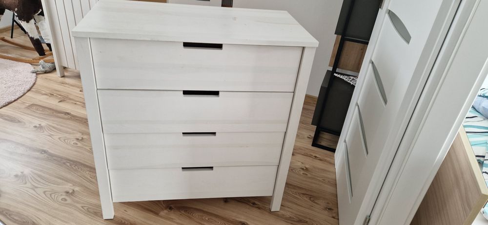 Szafa i komoda  drewniana do pokoju dzieciecego