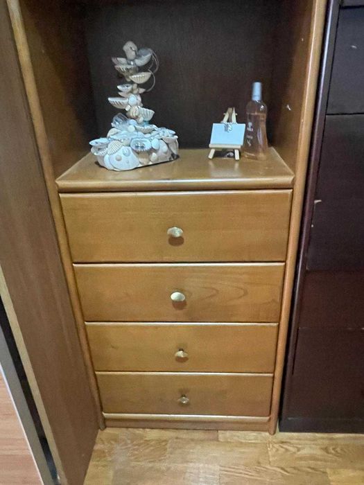 Cómoda de gavetas com prateleiras alteráveis