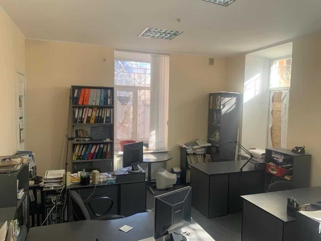 м. Університет (3 хв.) Офіс 270м2 зі своїм входом.