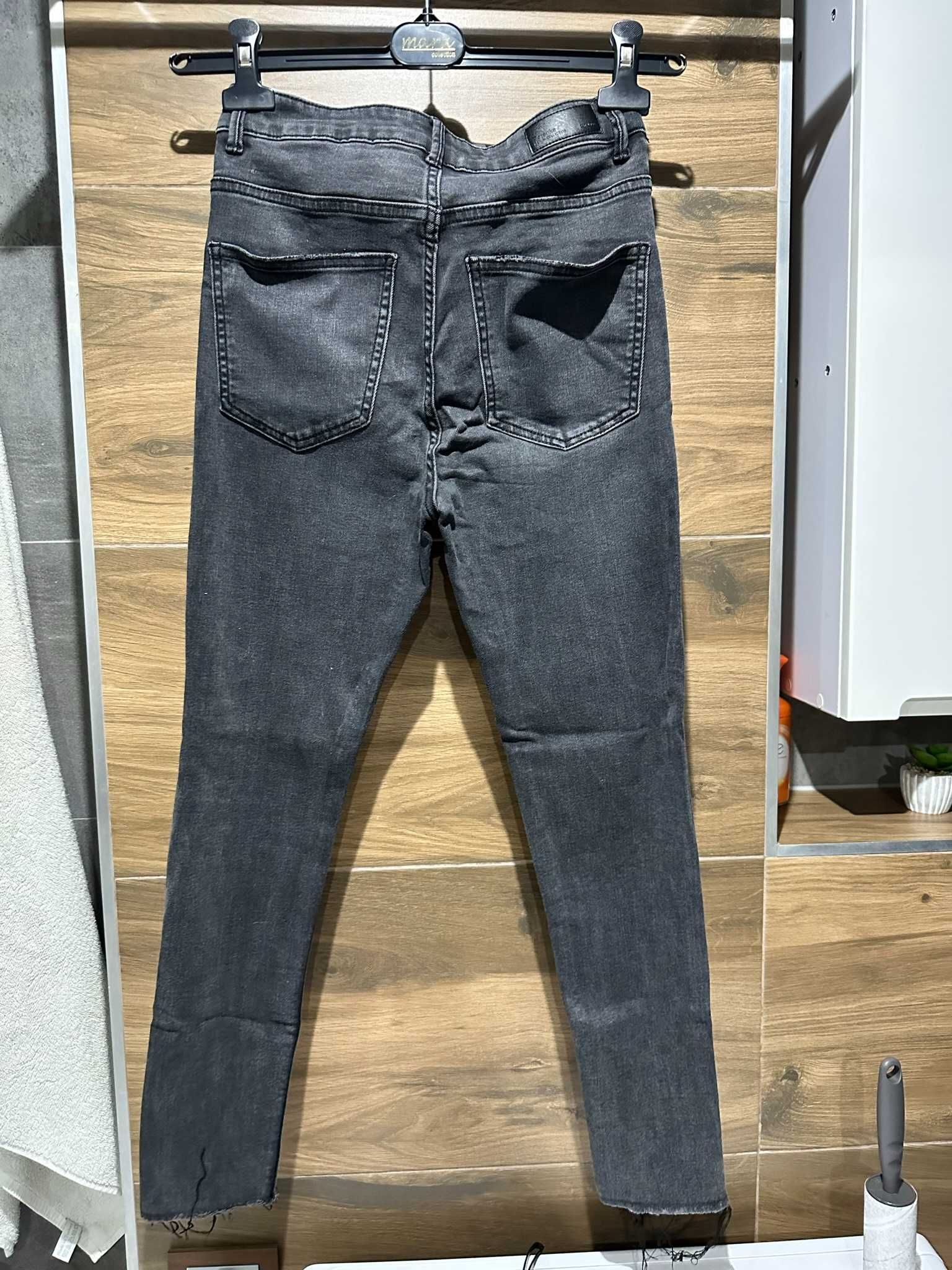 Spodnie jeansowe damskie - Bershka (Denim) [szare]