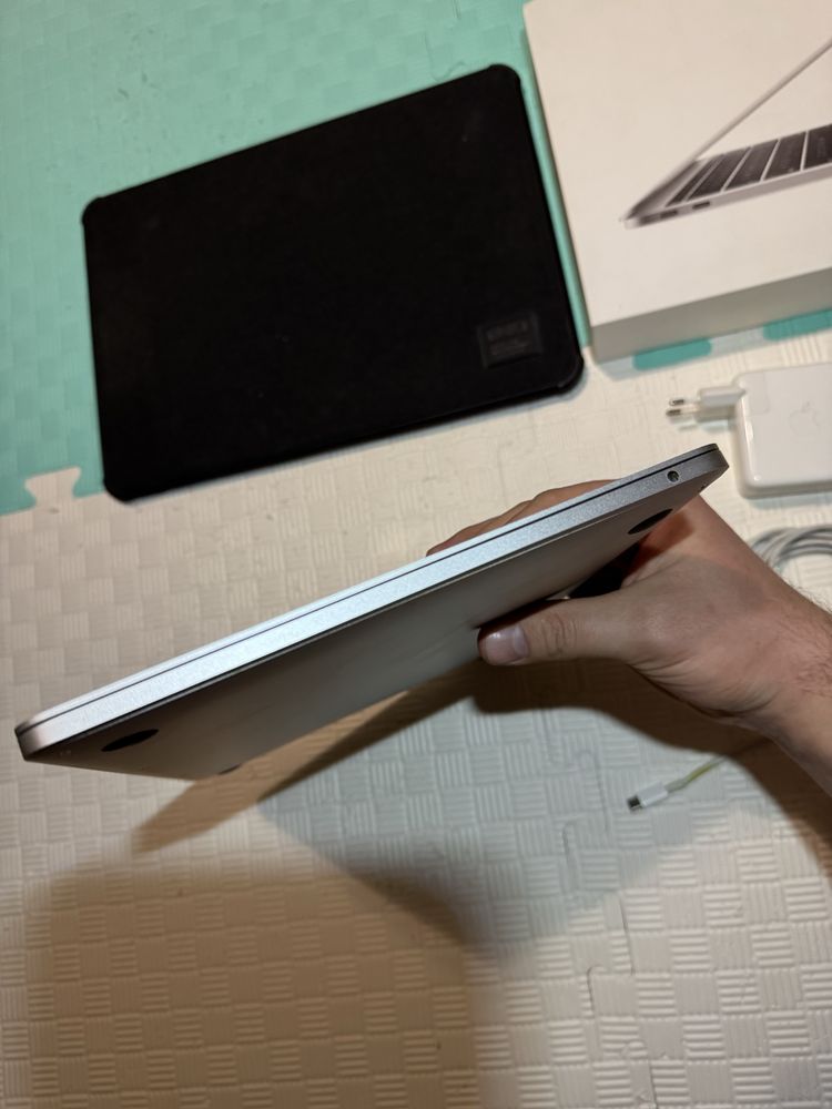 Продаю MacBook Pro 13" 2017, i5, 8Gb на 256Gb, Silver в хорошому стані