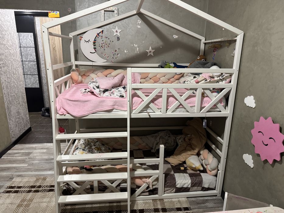 Продається ліжко з матацами, столик ,крісла і стелаж