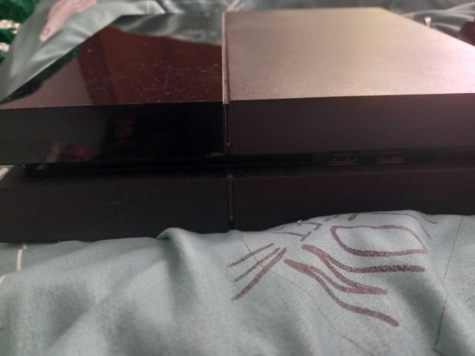 Playstation 4 500GB com garantia de 4 anos  + 2 jogos