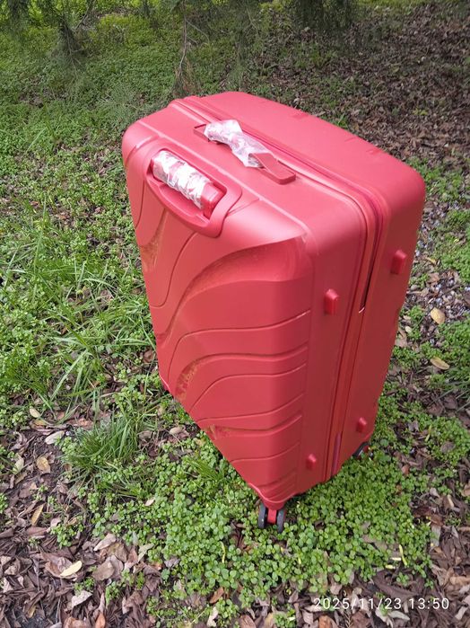 Чемодан из полипропилена на колесах.