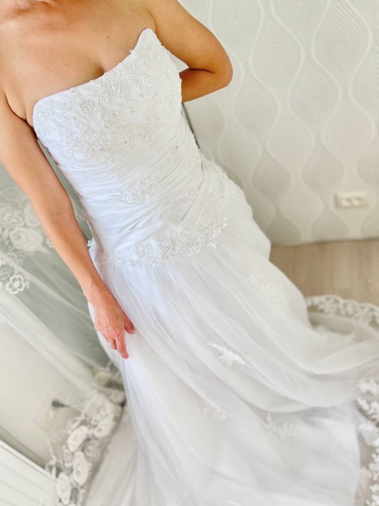 Біла весільна сукня зі шлейфом у розмірі М