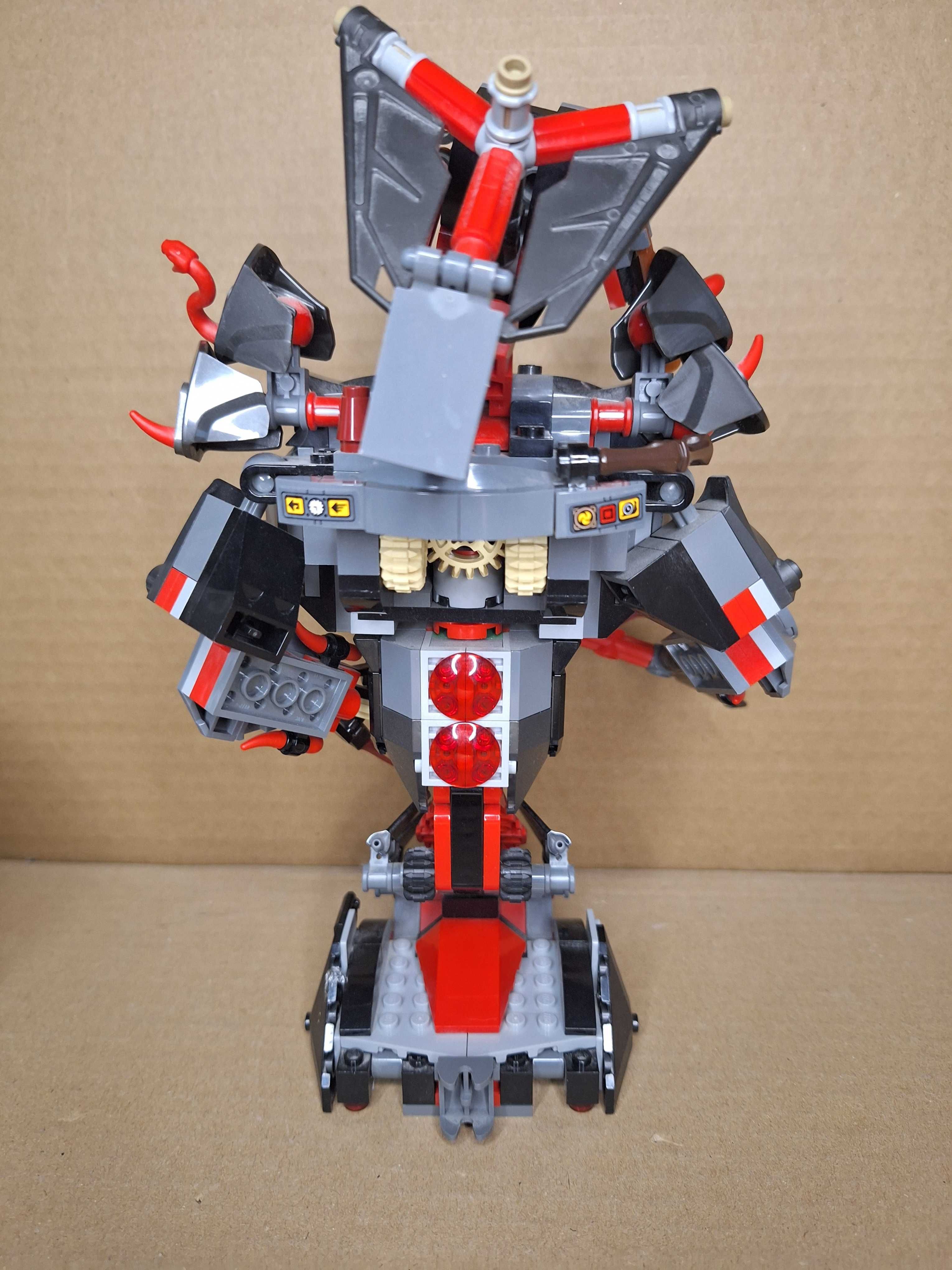 Główna budowla lego z zestawu 70626 Dawn of Iron Doom