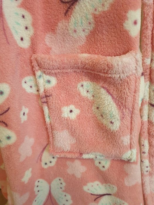 Różowy szlafrok w motylki