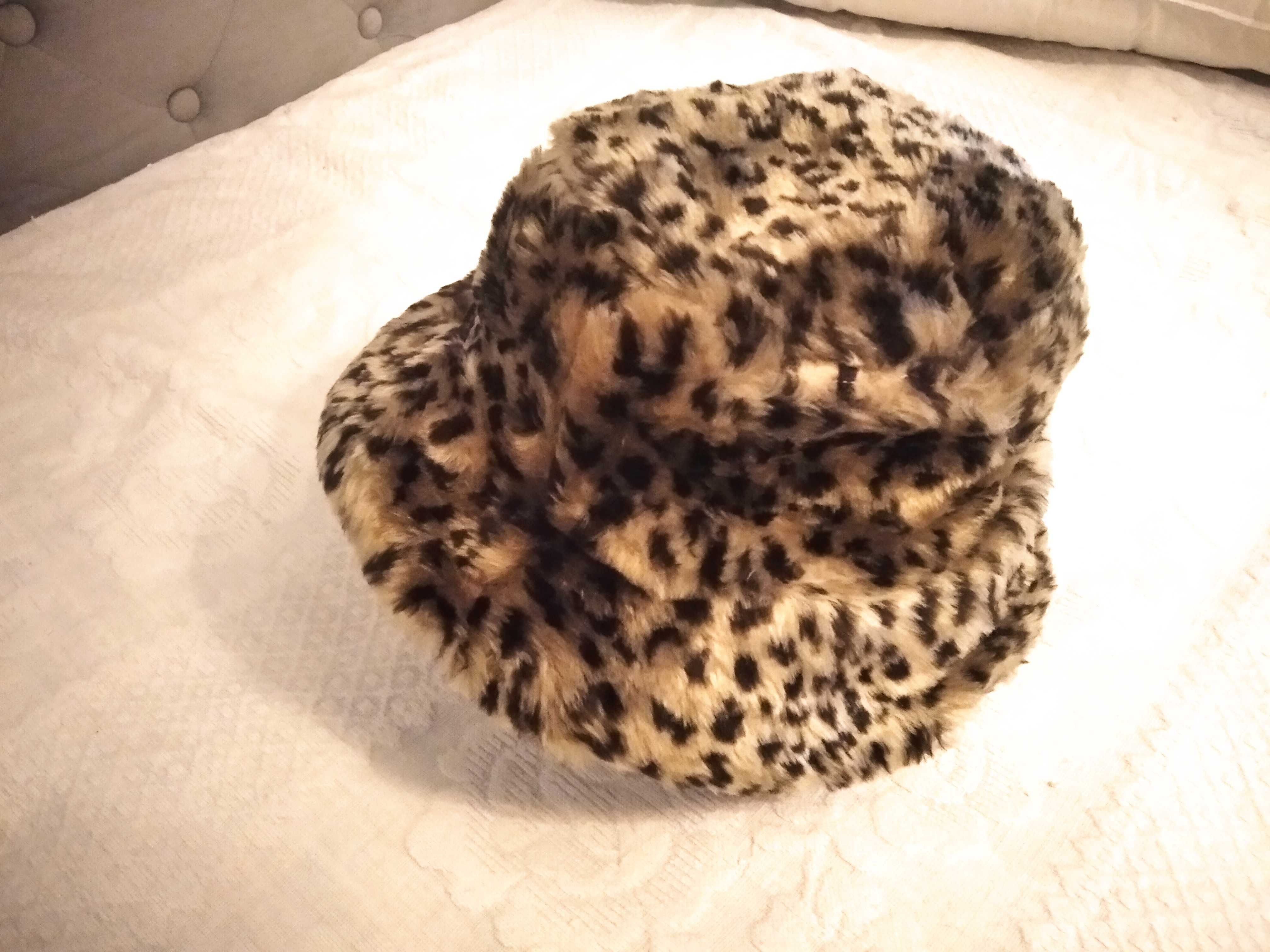 Chapéu de pelo com padrão leopardo