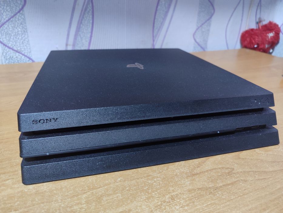 PlayStation 4 pro, в отличном состоянии б/у