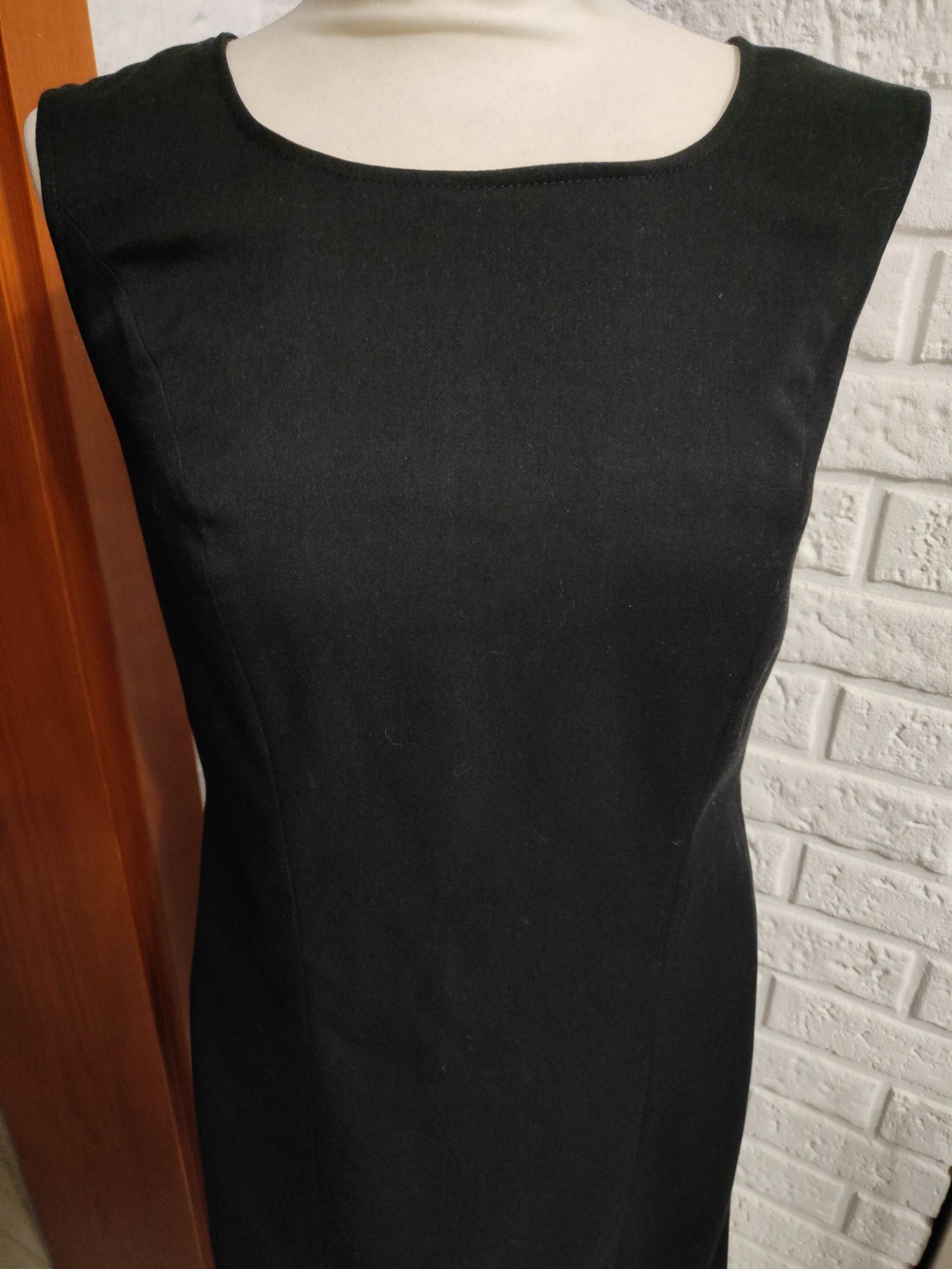 Bonprix Ołówkowa czarna sukienka z podszewką 40 L_42 XL
Z tyłu zapinan