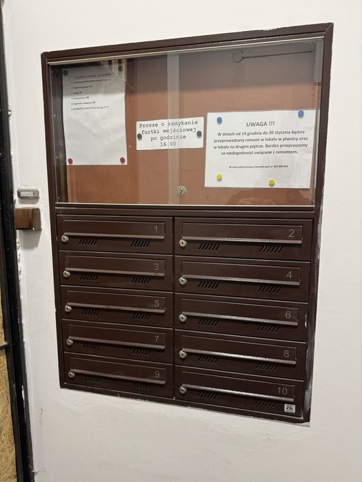 Skrzynka pocztowa na 10 mieszkań z gablotą