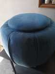 Pouf azul em veludo
