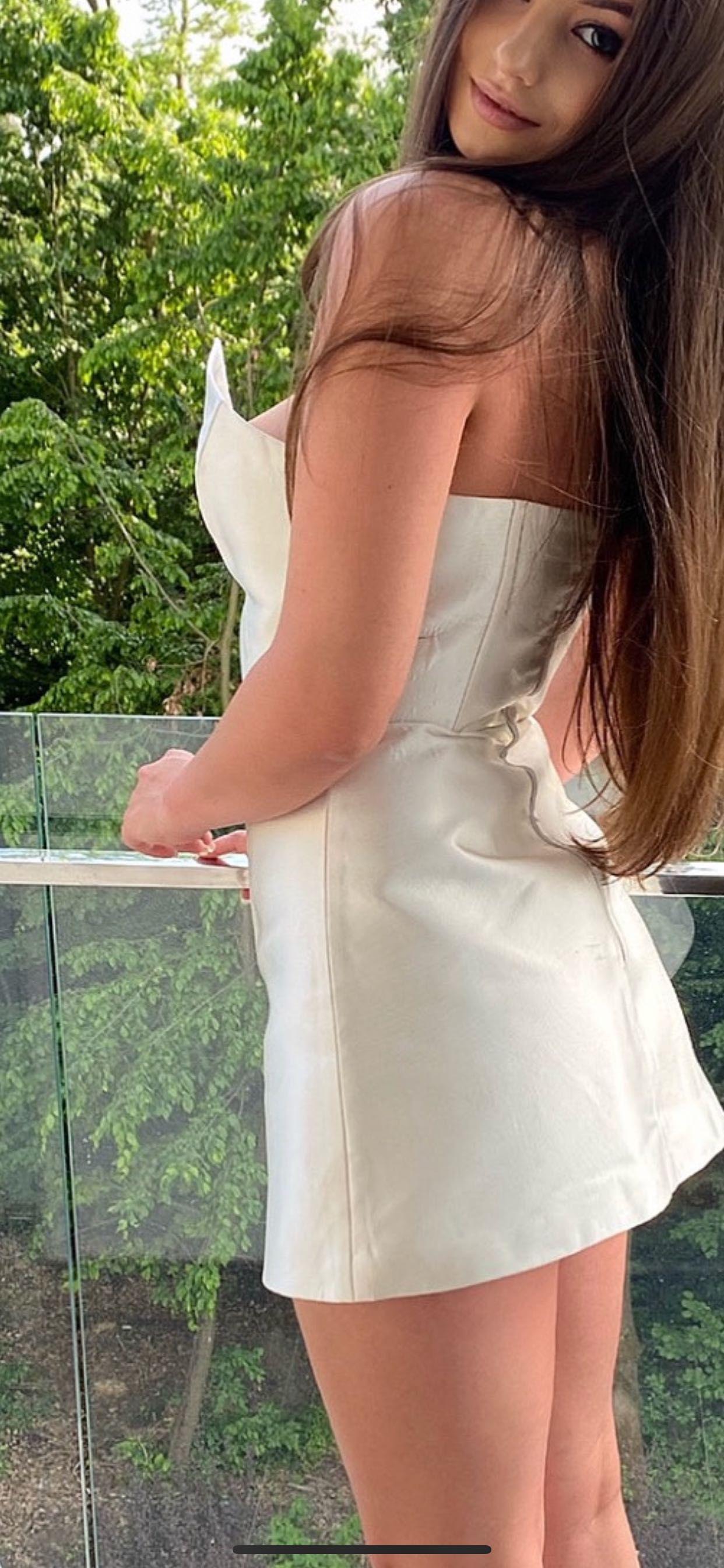 Біле коротке плаття
