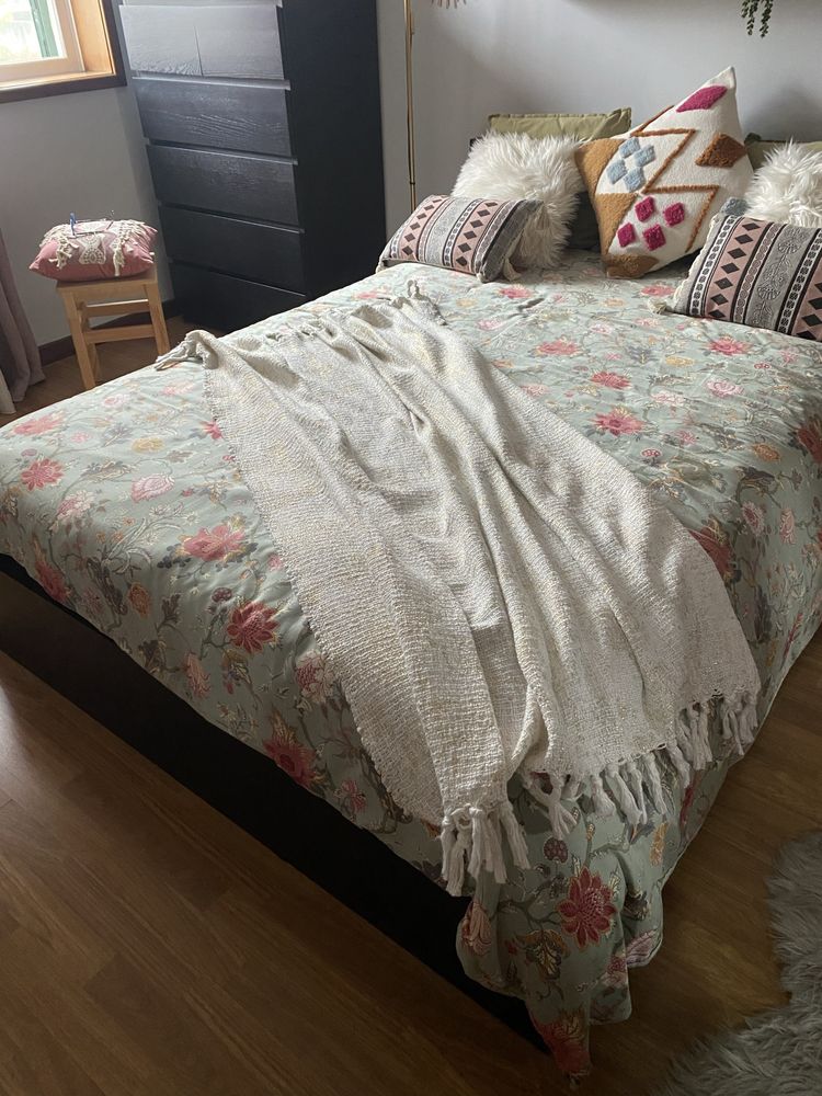 Quarto completo com colchao , comoda e mesa de cabeceira