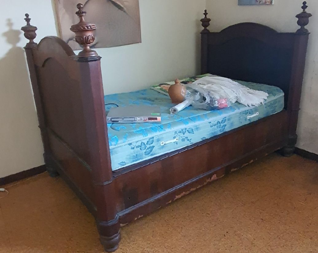 Cama centenária  Talhada