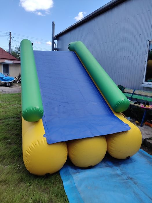 Надувна водна гірка. Стартова 2м. Довжина спуска 4м.