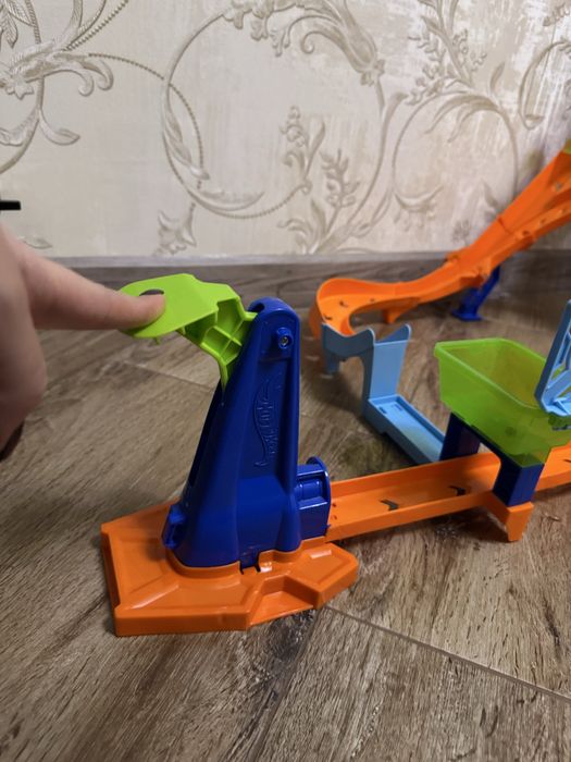 Трек вертикальна вісімка Hot Wheels
