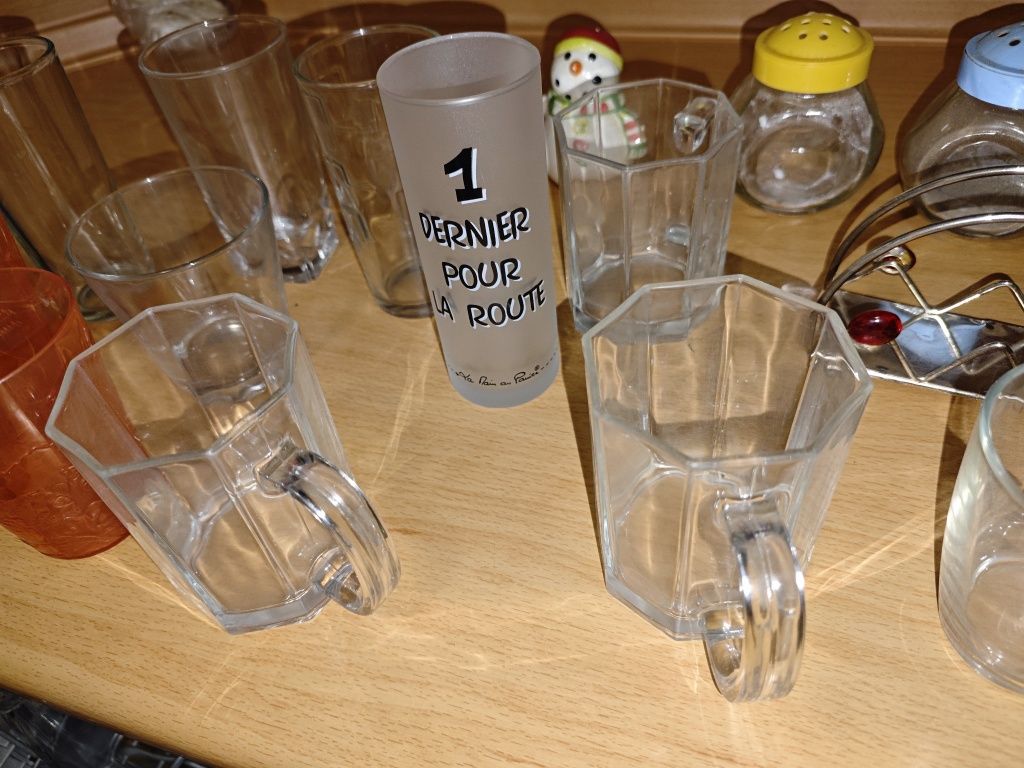 Szklanki, kubki, zastawa stołowa, solniczka, pieprzniczka, stare