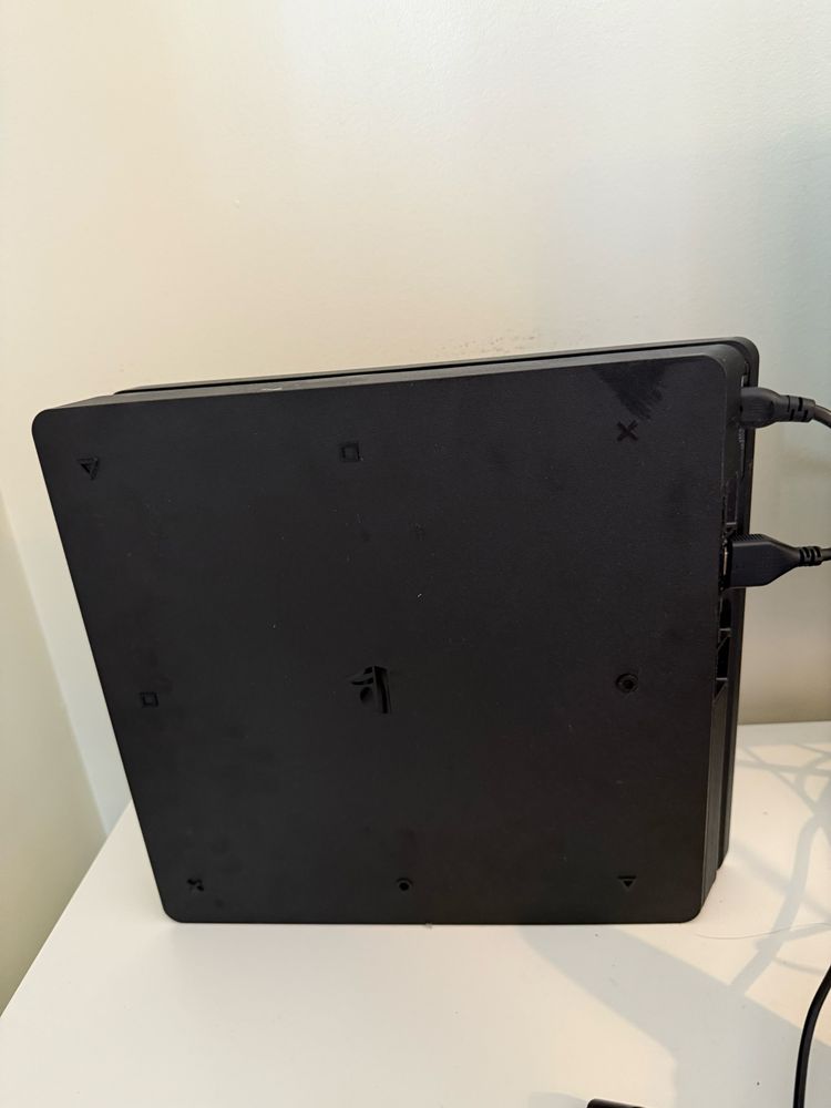 Playstation 4 com 408 GB, comando e carregador