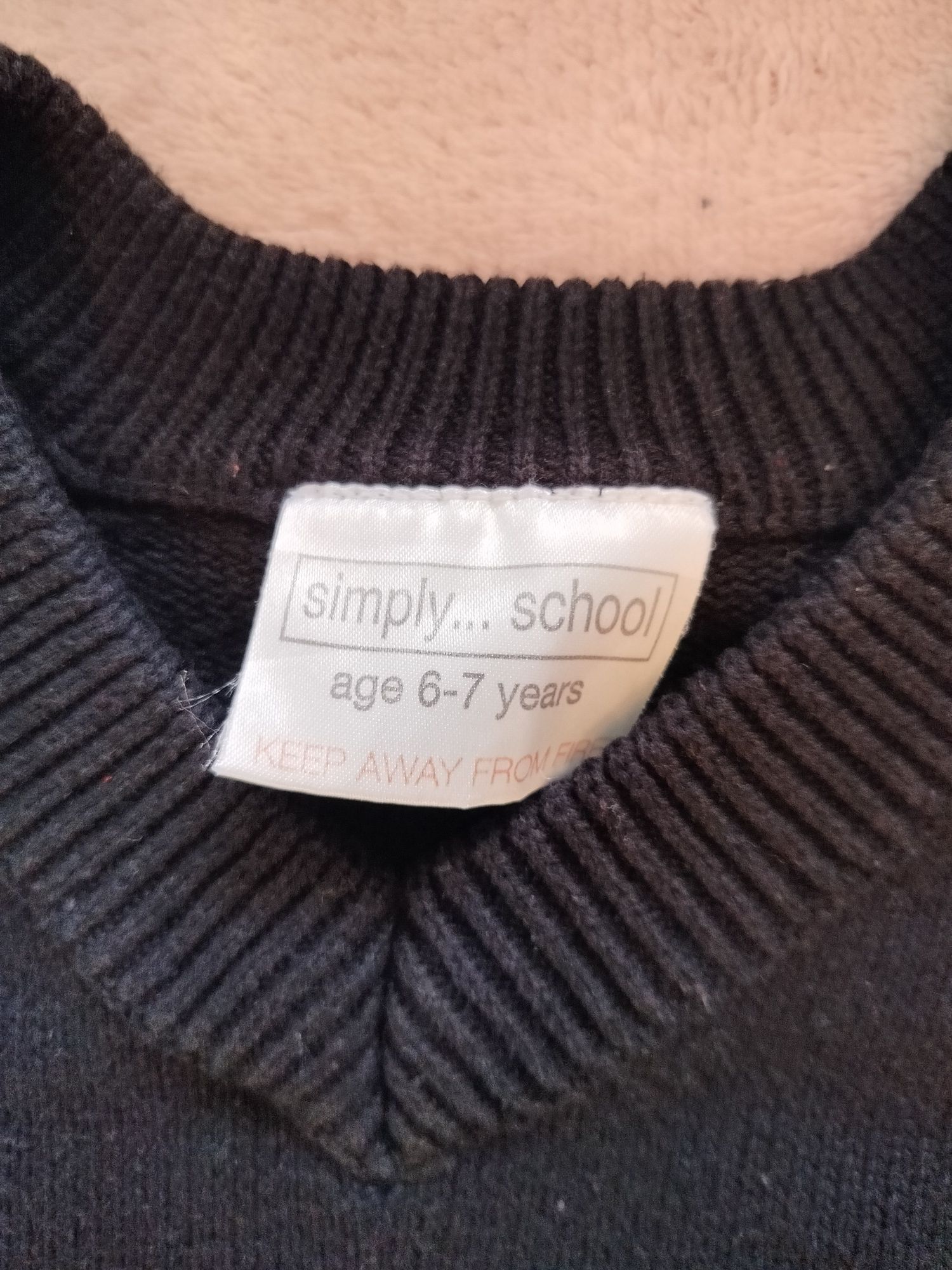 Czarny sweterek chłopięcy