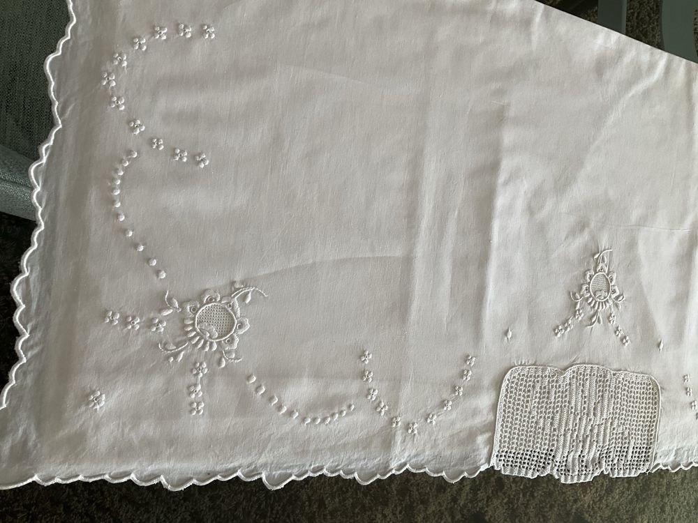 Lençol bordado com renda e 2 fronhas