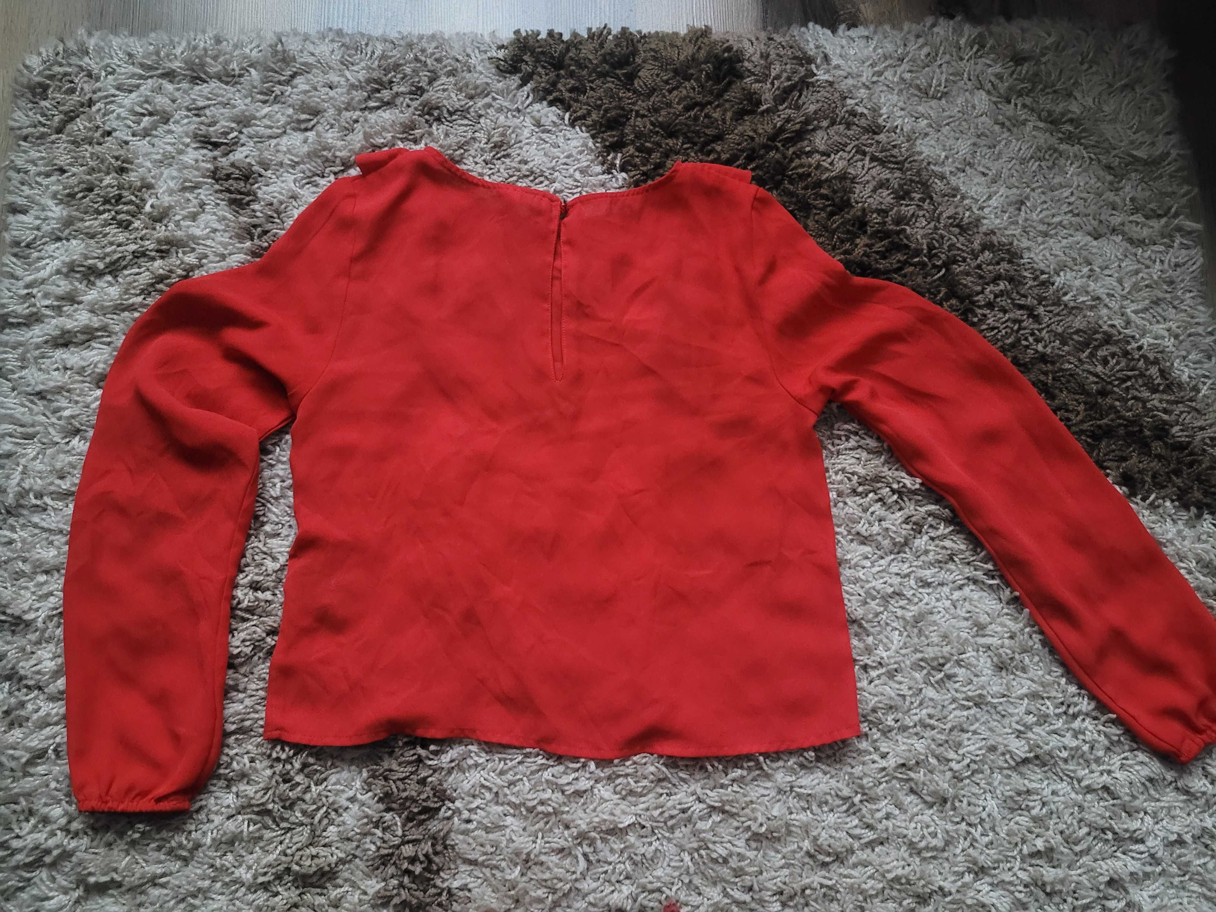 Czerwona bluzka z długim rekawem i falbankami
