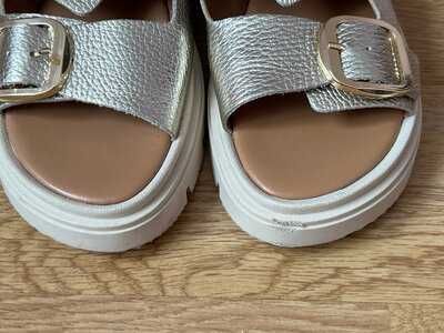 Шкіряні шльопанці Bata