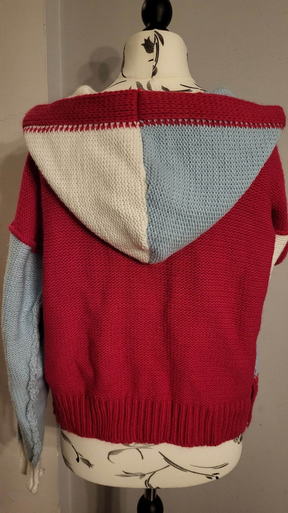 Sweter damski ze splotem warkocza na rękawie SÈMPRE oversize