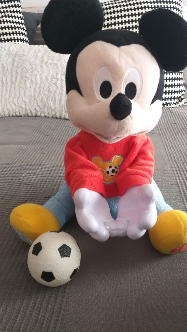 Mickey atira a bola