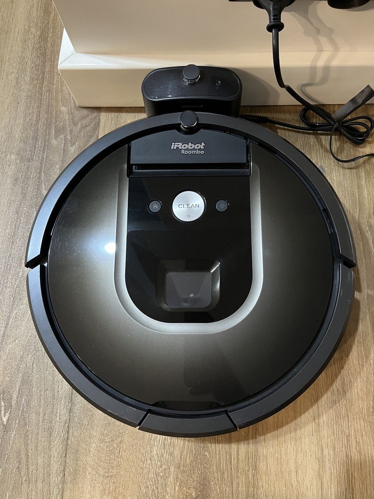 iRoobot Roomba model 900