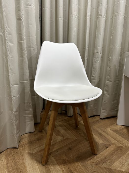 Cadeira branca para mesa de jantar