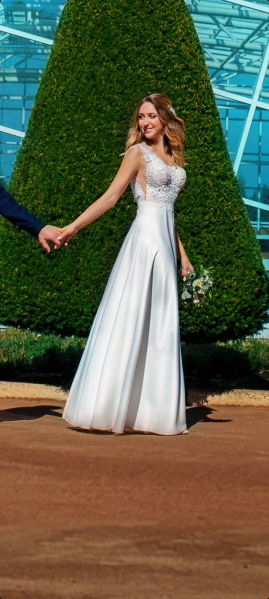 Весільна сукня з відкритою спинкою