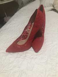 Sapatos stilleto vermelho rendados