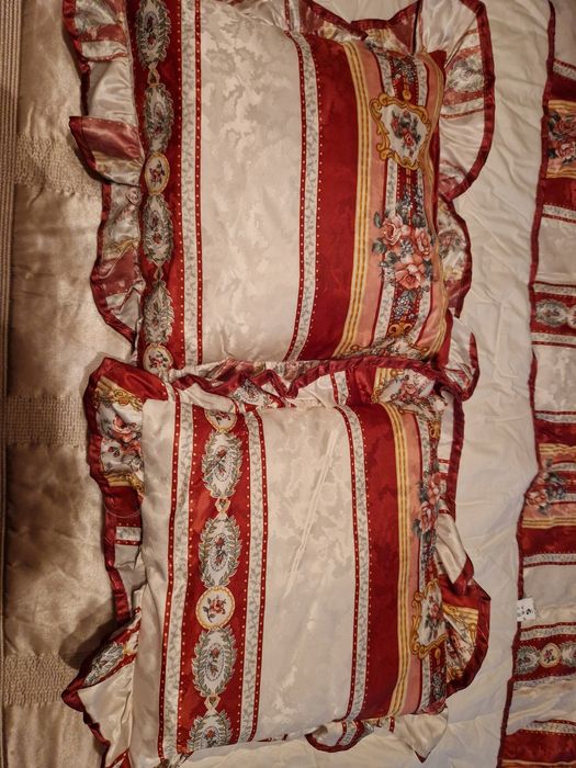 Edredom de casal com listas e flores