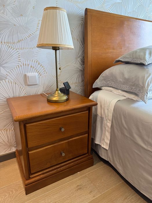 Conjunto de quarto de casal, madeira maciça, muito bom estado