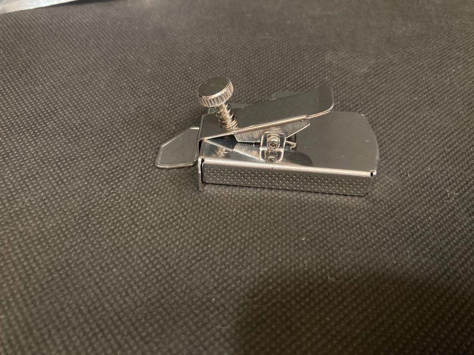 Magnetyczna prowadnica do maszyny do szycia