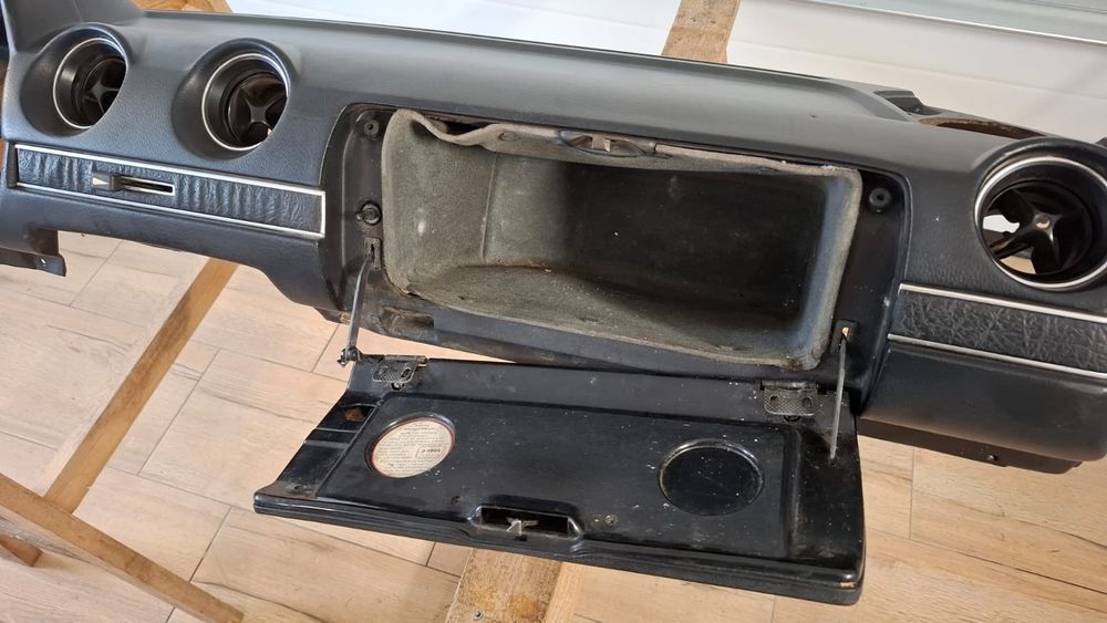 Mercedes Beczka W123 deska konsola czarna
