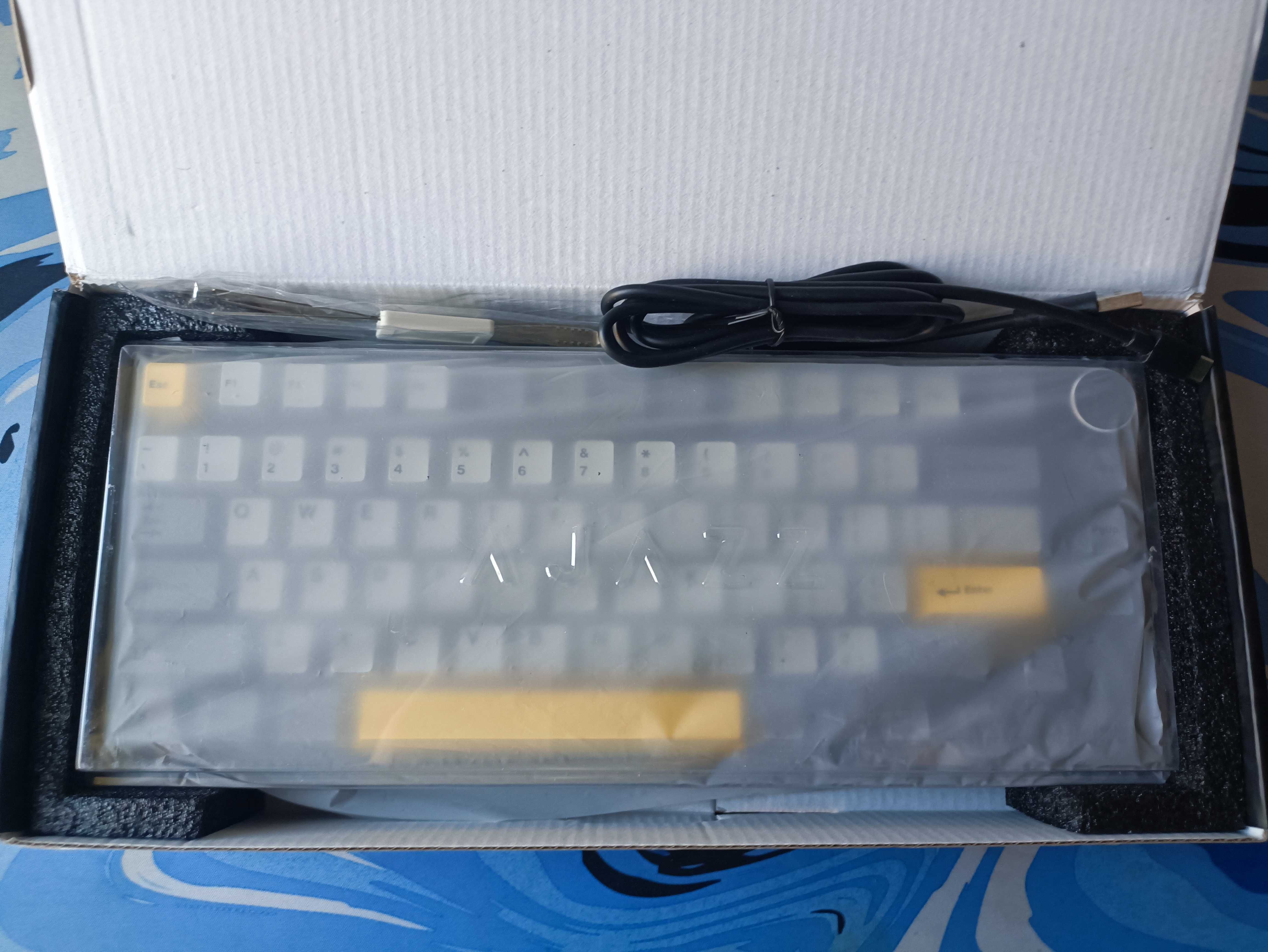 Нова Ajazz AK820 Pro механічна бездротова клавіатура з RGB та Hot Swap