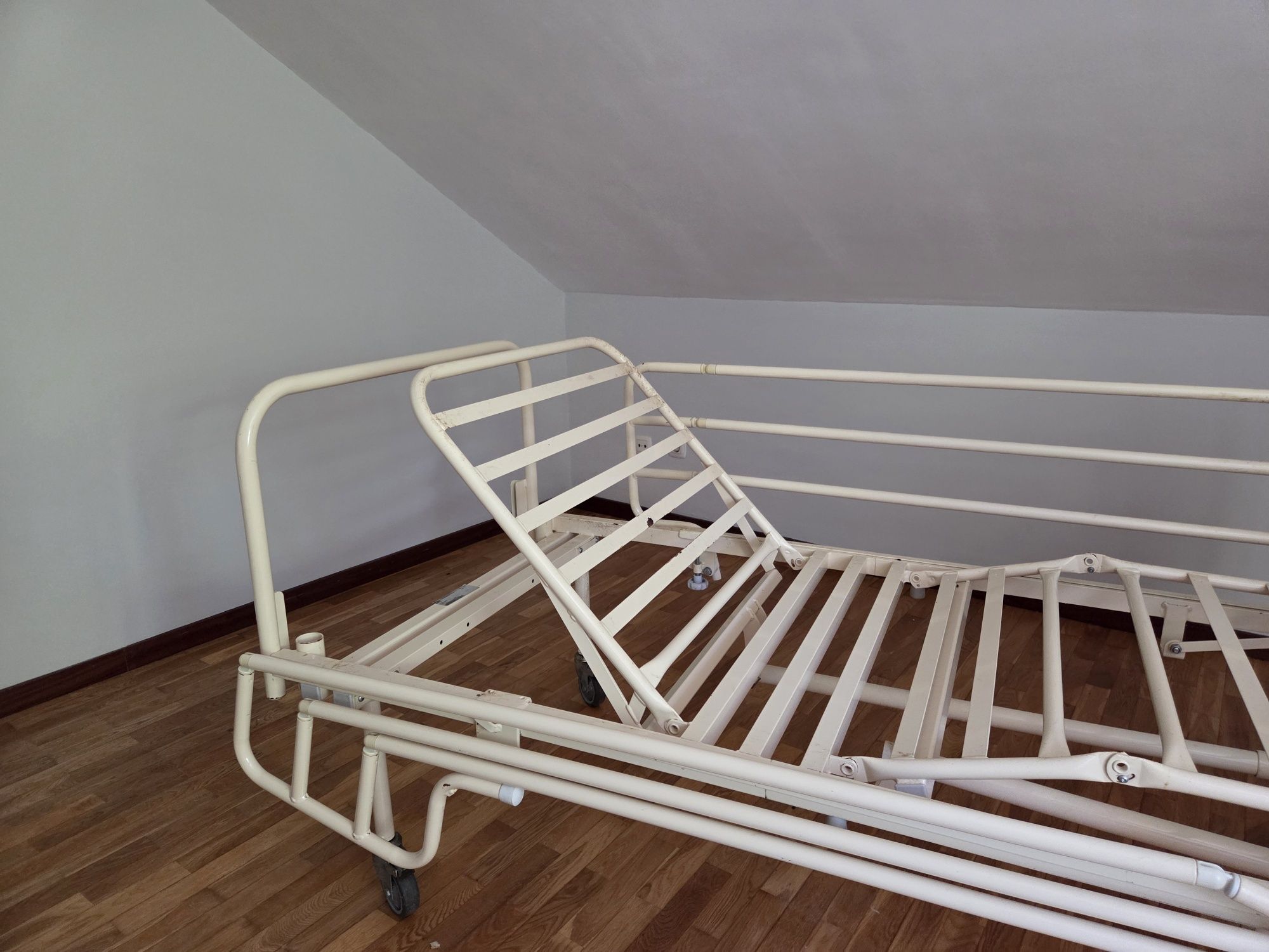 Cama hospitalar articulada INVACARE