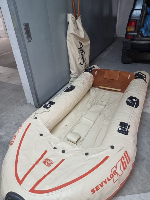 Barco insuflável e outro semi rígido, ambos novos.