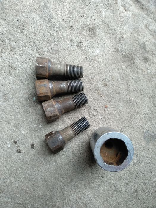 Болти секретки для коліс