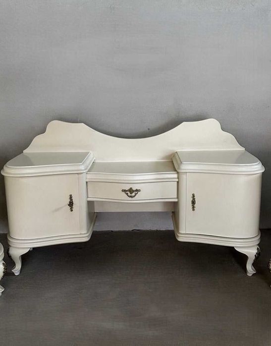 Kpl mebli włoskich toaletka 2 szafki nocne i 2 pufy Wysylka dowoz