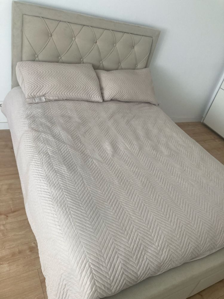 Cama de casal cinza