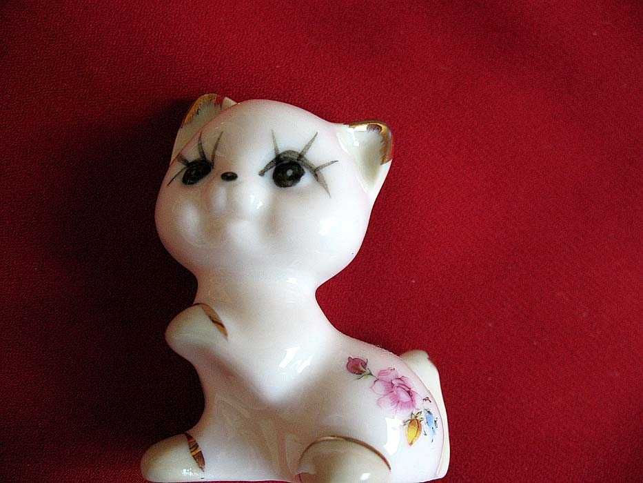 Kot - biały - powabna kicia - figurka porcelana - 6 x 5 x 4 cm
