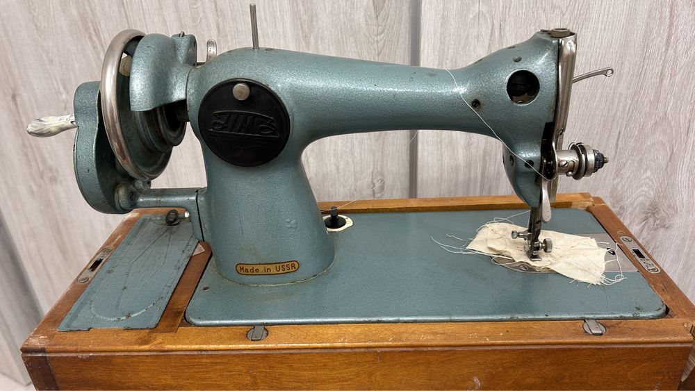 Швейна машинка. Настільна, ручна, проста.
